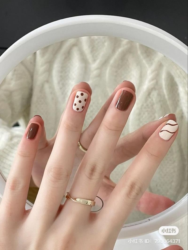 mẫu nail màu trắng -nâu cho bàn tay thô