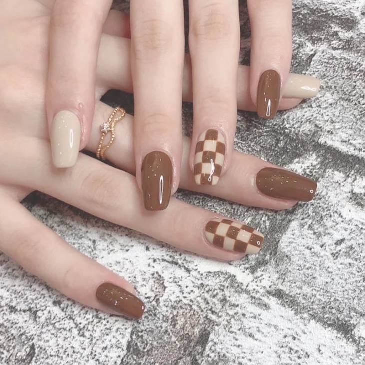 Tham khảo mẫu nail Tết màu nâu tây