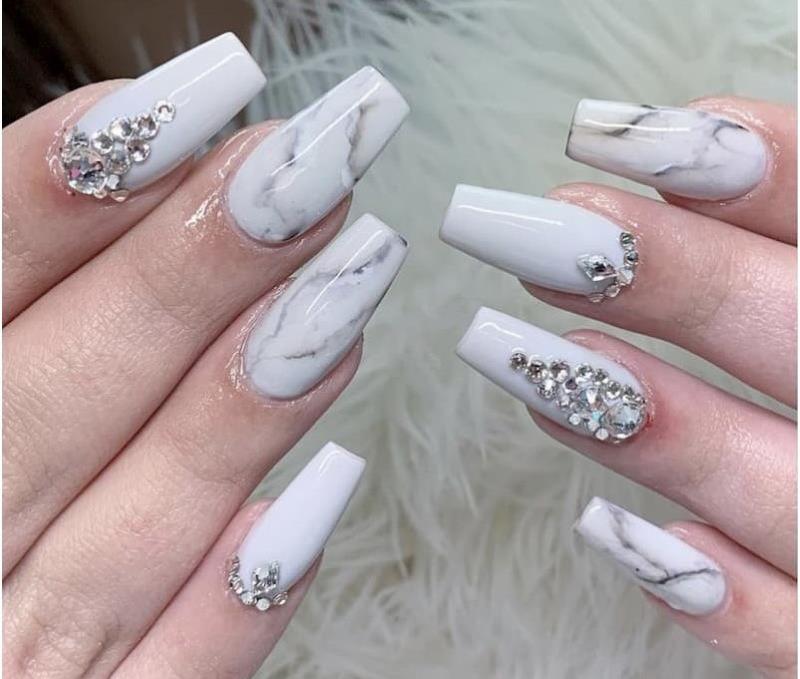 Nail màu trắng sữa gợn sóng độc lạ mix đá sang trọng