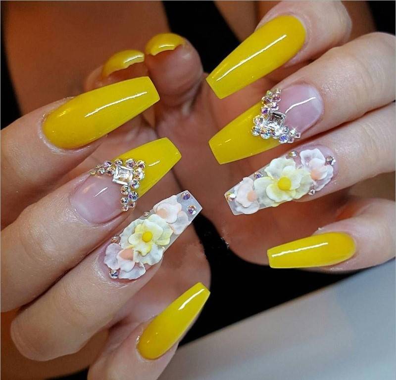 Nail màu vàng đính đá phối họa tiết hoa 