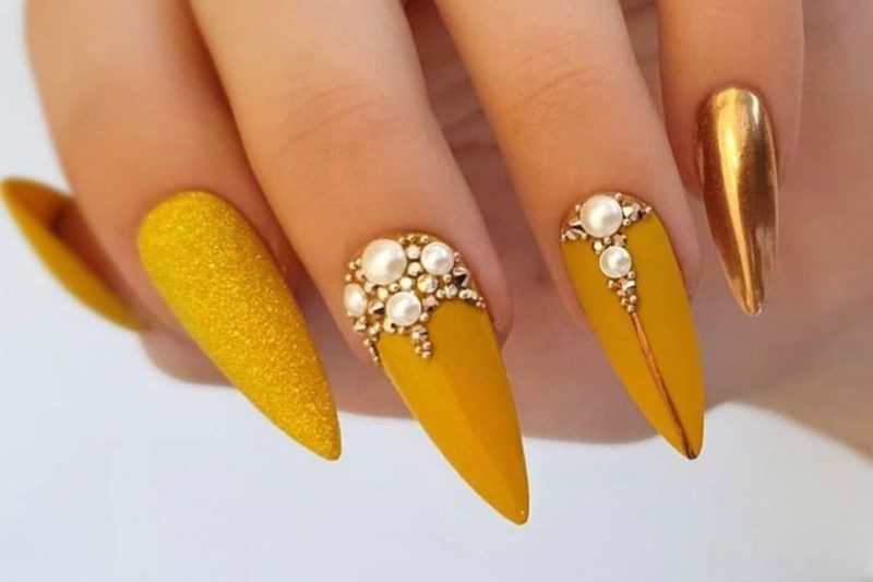 Mẫu nail vàng đính đá cho móng nhọn 