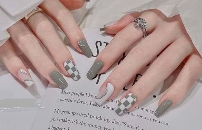 Mẫu nail xám vẽ caro 