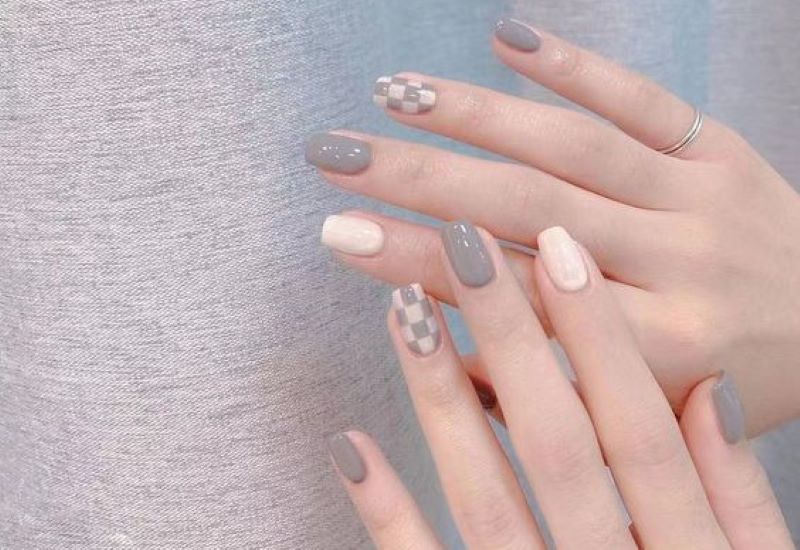 Mẫu nail xám vẽ caro 