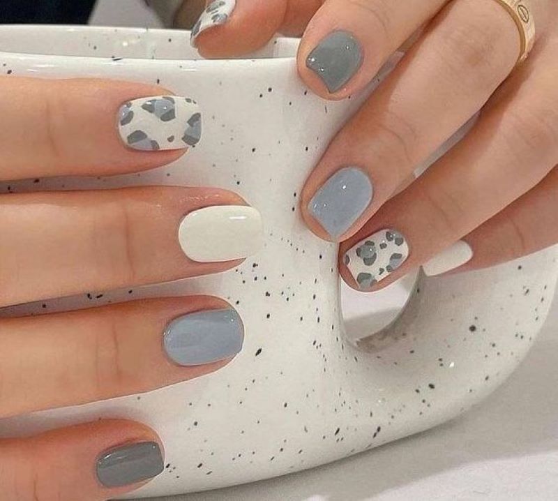 Mẫu nail xám vẽ caro 