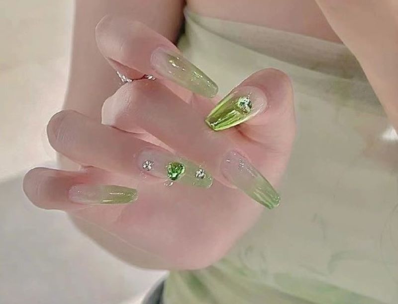 Mẫu nail màu xanh ombre đính đá xanh