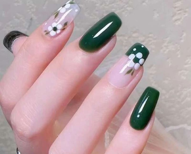 Nail màu xanh lá đậm trang trí hoa lá thanh lịch