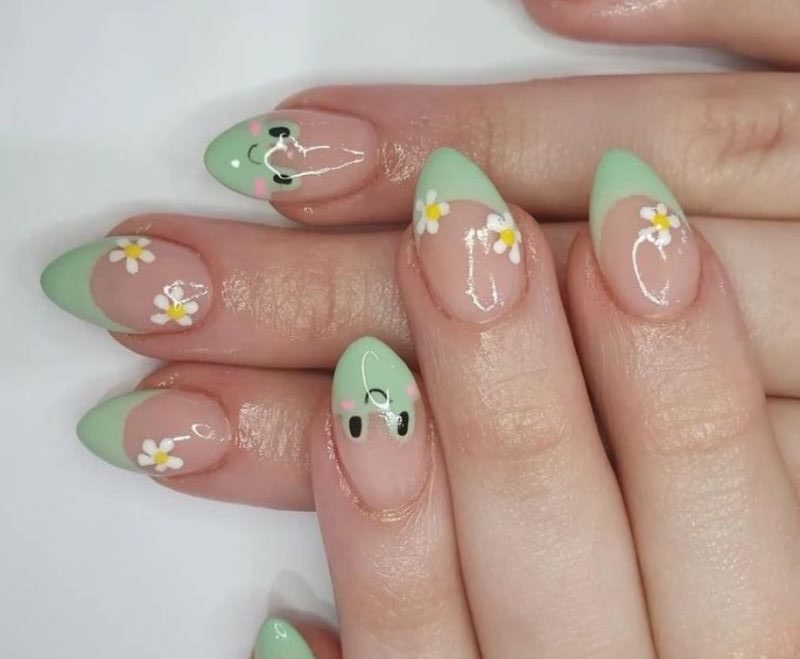 Nail ếch màu xanh lá cây và hoa cúc trắng