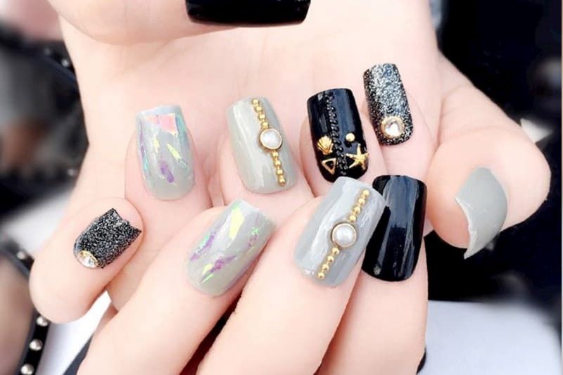 Mẫu nail xám đính đá sang trọng