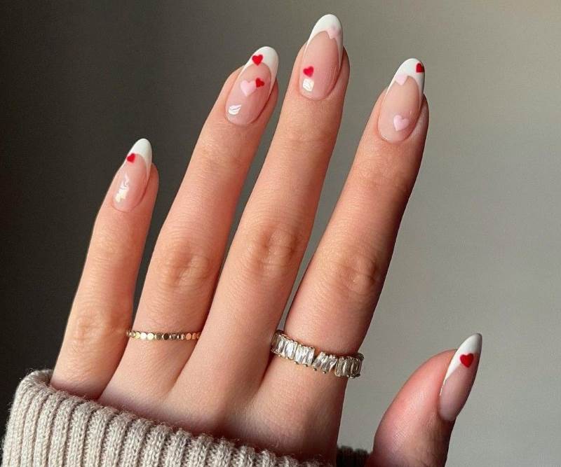 Trang trí bằng một số hoạ tiết nhiều màu lạ mắt cho mẫu nail đầu trắng đơn giản 