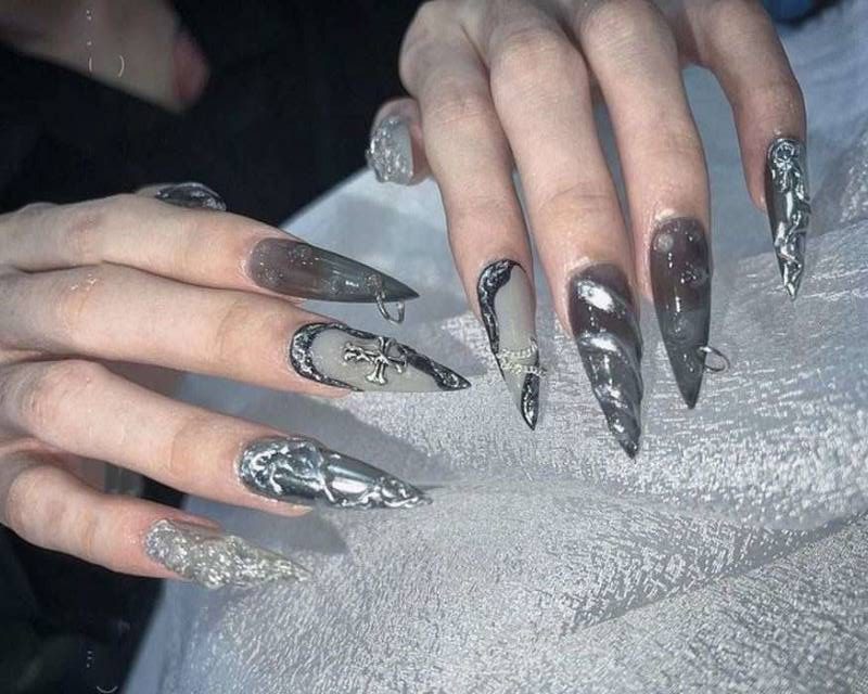 Nail xám đính đá cho mệnh kim 