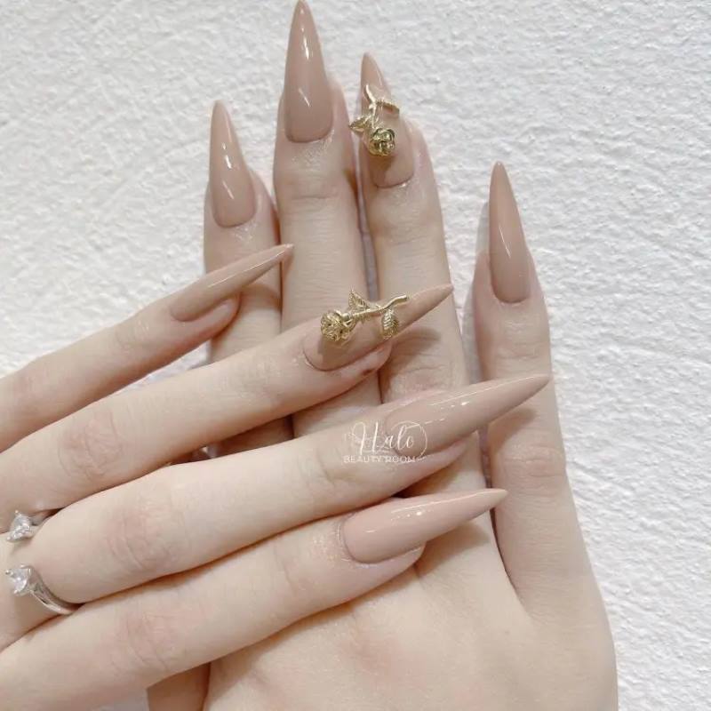 Nail nhọn màu nude đính thêm charm 