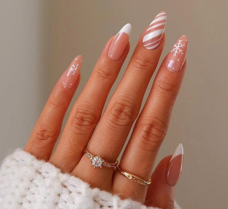 Tinh tế với mẫu nail sơn móng trắng kết hợp hoạ tiết chấm bi và gam màu hồng nhẹ nhàng