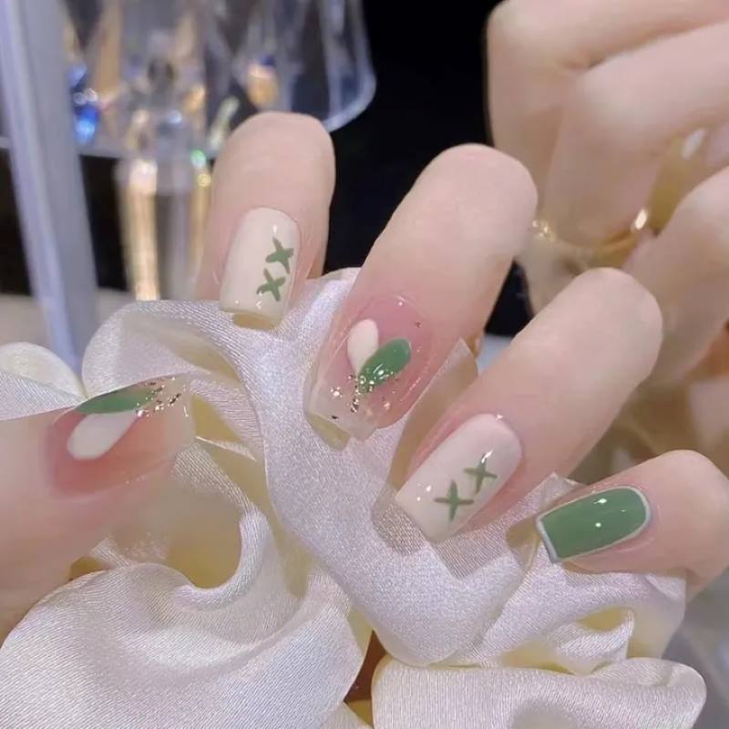 mẫu nail xanh lá cây dịu dàng nữ tính