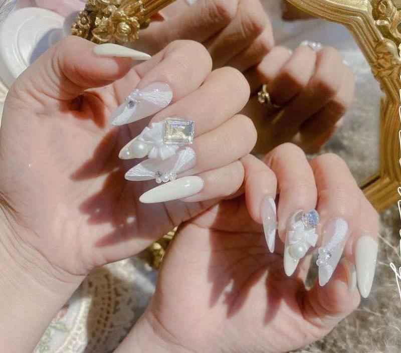 nail trắng đính đá cho người mệnh kim 