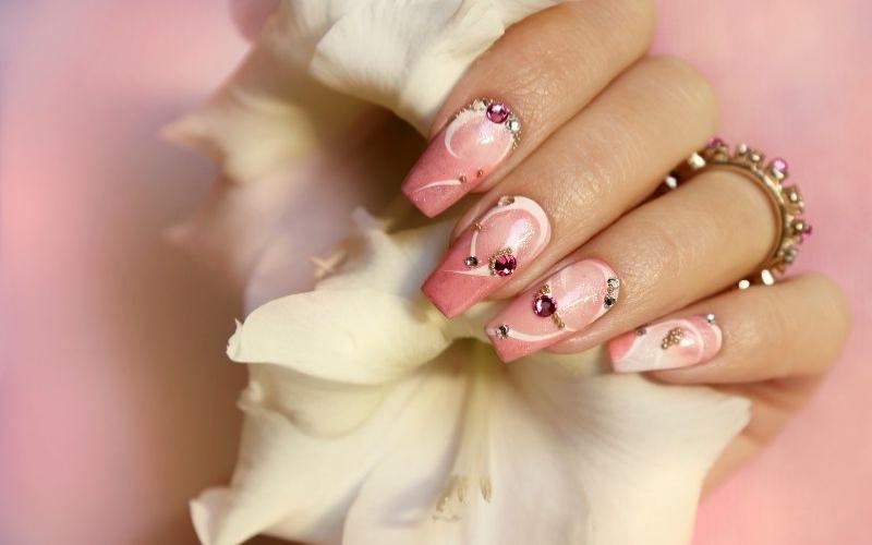 Màu light pink and metallic được rất nhiều bạn gái da ngăm yêu thích. 