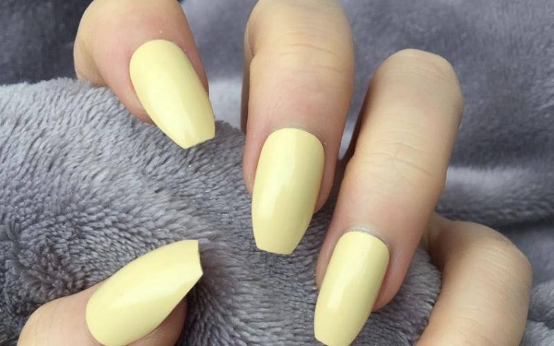 Mẫu nail màu vàng mang đến sự tươi sáng và năng động 