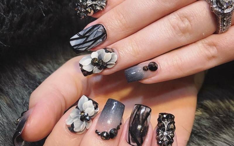 Mẫu nail đính đá thể hiện cá tính, nổi bật 