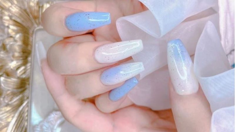 Thiết kế nail đẹp màu xanh trắng mang lại may mắn cho người mệnh Thủy