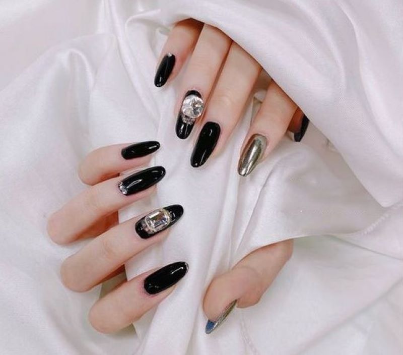 Nail tay màu đen bạc cho mệnh Thuỷ 