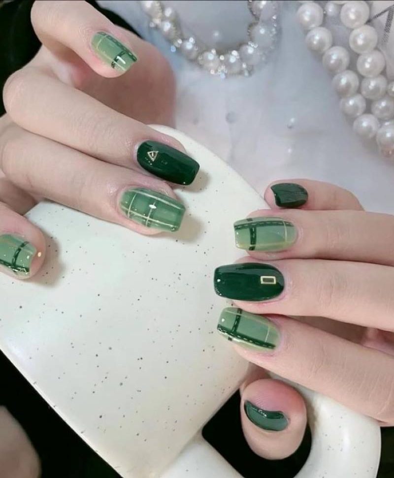 Nail màu xanh lá đậm nhạt phối caro