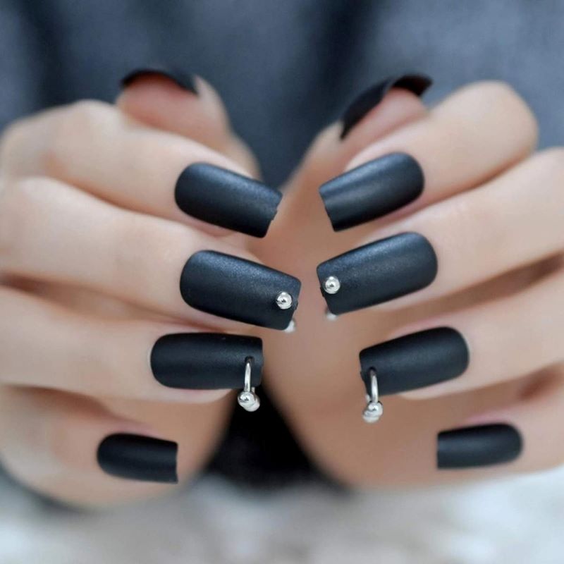 Khoen kim loại nổi bật trên nền nail đen