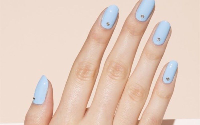 Màu móng tay tôn da với nail xanh lam