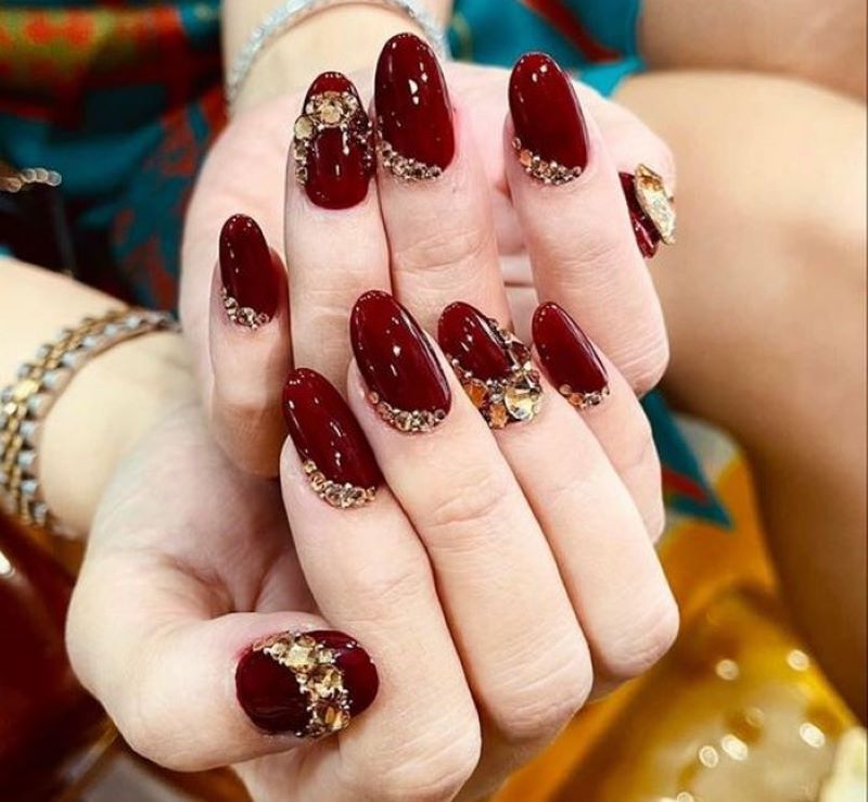 Nail màu đỏ charm đá sáng chảnh cho các quý cô