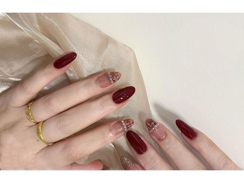 Mẫu nail ngắn màu đỏ sang chảnh cho quý cô