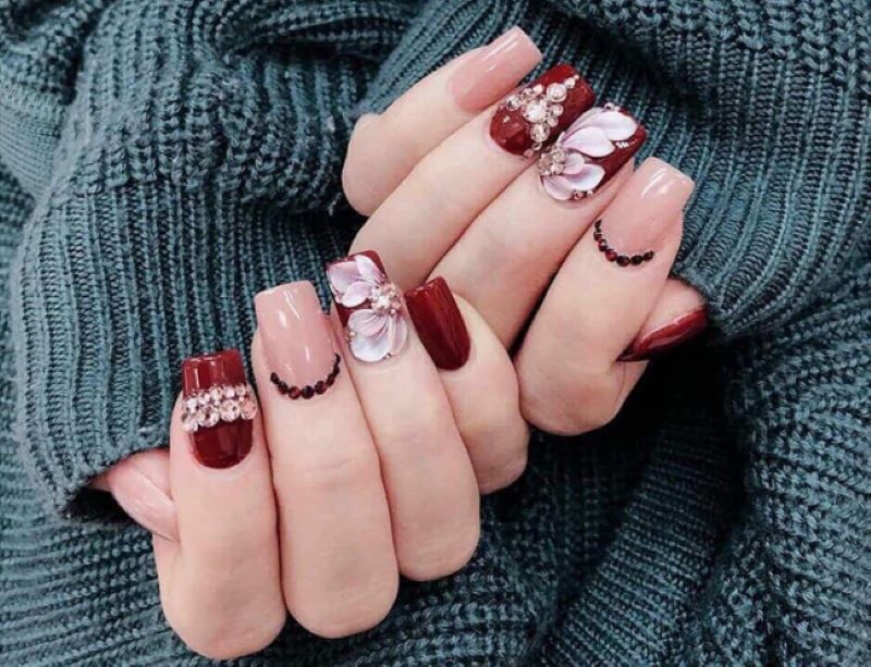 Mẫu nail màu đỏ mận hoa bột