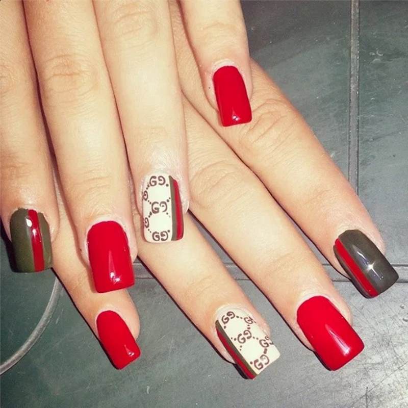 nail gucci phối màu xen kẽ