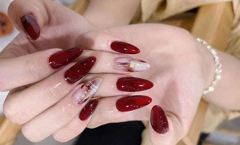 Nail màu đỏ bóng mix hoạ tiết 