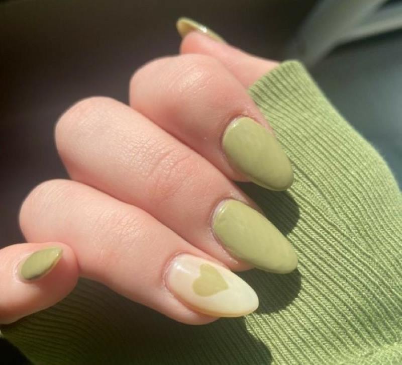 Mẫu nail màu xanh lá dành cho nữ sinh