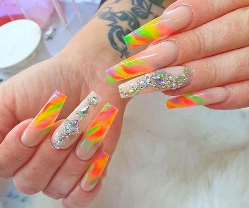 Mẫu nail cầu vồng đính đá lấp lánh giúp nàng thêm sang trọng