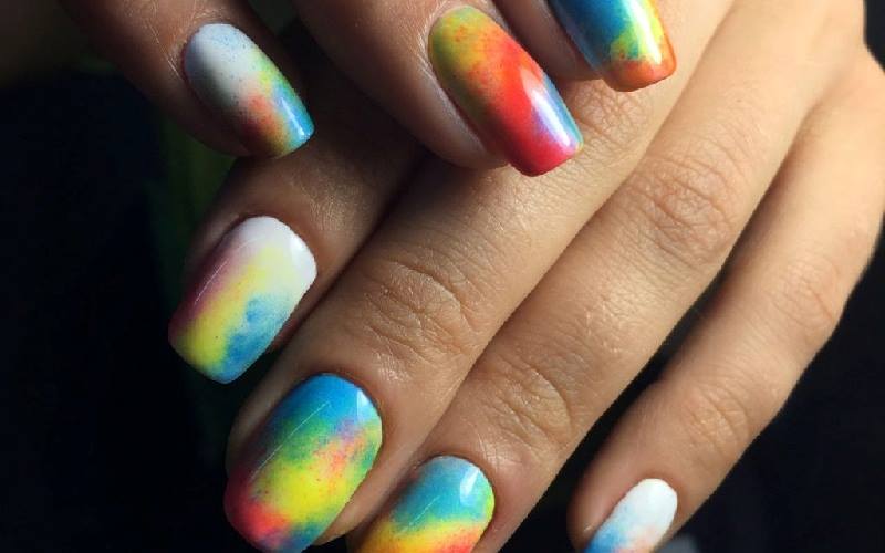 Nail cầu vồng tie-dye tạo nên một tác phẩm nghệ thuật trên bộ móng