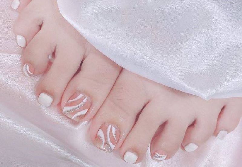 Kiểu nail chân hồng trắng Hàn