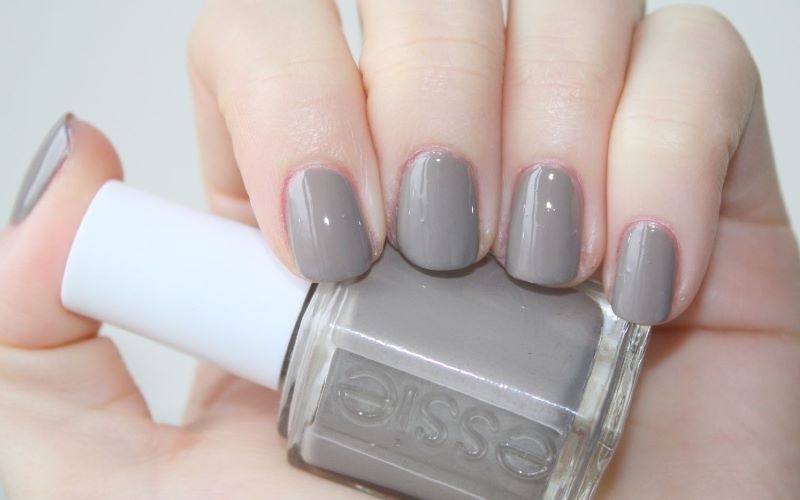 Nail màu xám cũng là sự lựa chọn tuyệt cho nàng da ngăm 