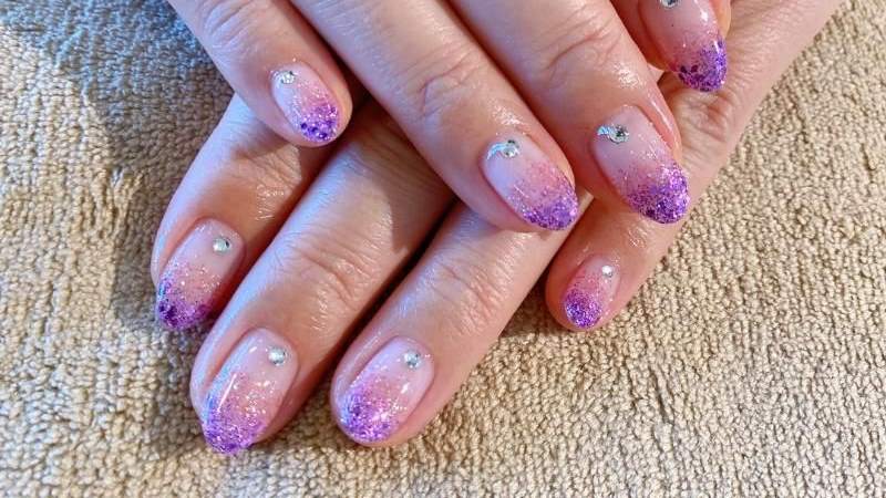 Mẫu nail cho người trung niên phủ kim tuyến đầu móng