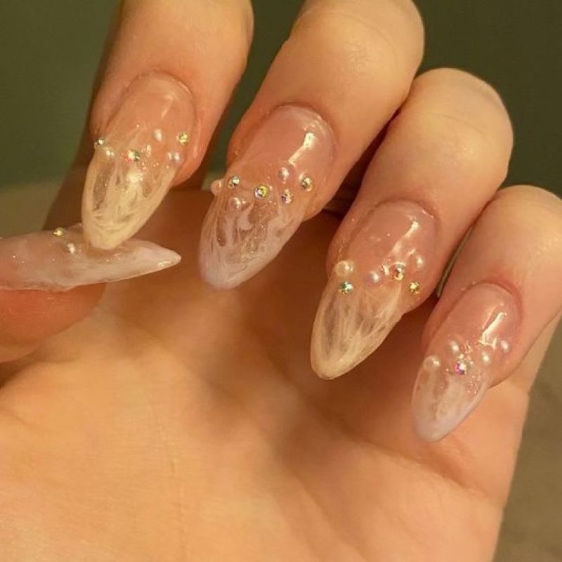 Thiết kế nail vuông dài màu trắng