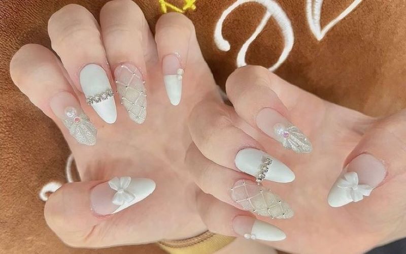 mẫu nail cho cô dâu màu trắng charm nơ