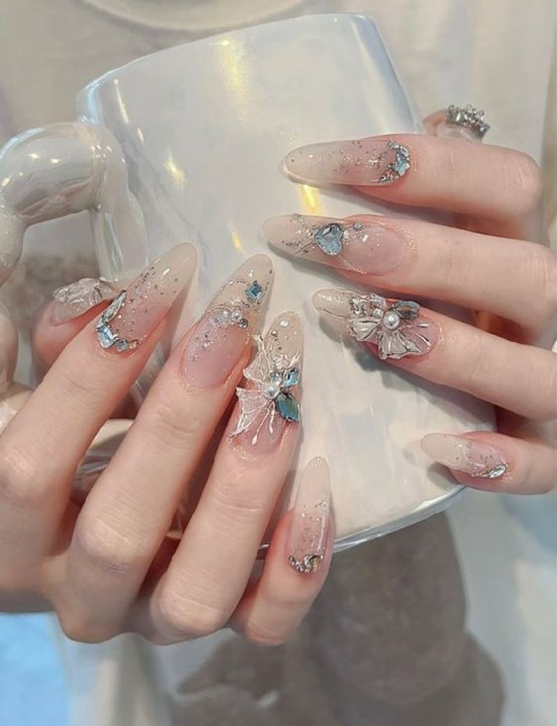 Nail cô dâu đính charm sang trọng ngày cưới