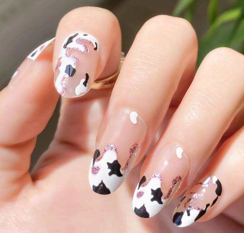 mẫu nail sơn đầu trắng phối cùng hoạ tiết bò sữa và kim tuyến lộng lẫy 