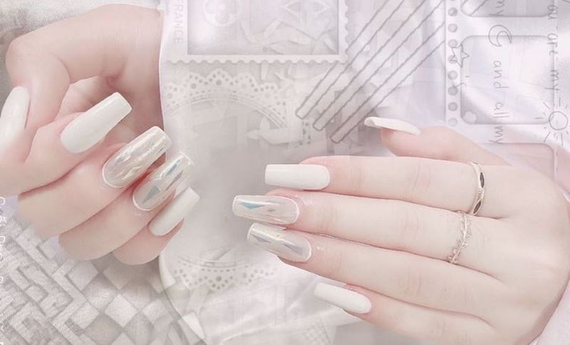 Thiết kế nail trắng kết hợp tráng gương