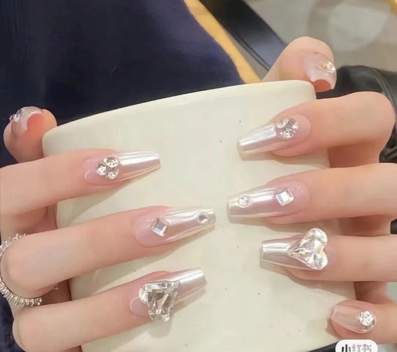 Mẫu nail sang chảnh đính đá 