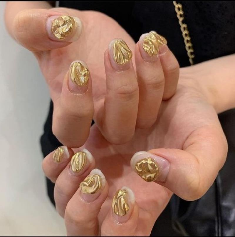 Mẫu nail đính đá vàng thiết kế