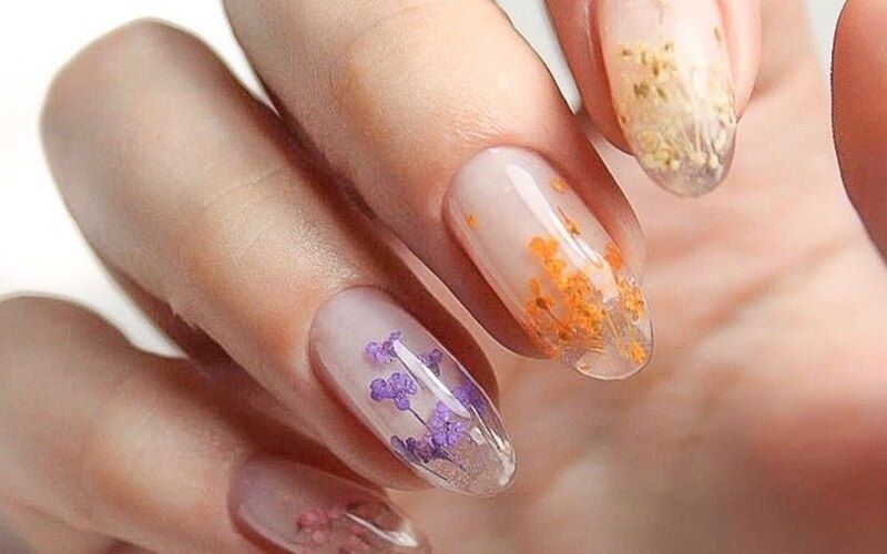 Mẫu nail hoa khô trang trí đầu móng