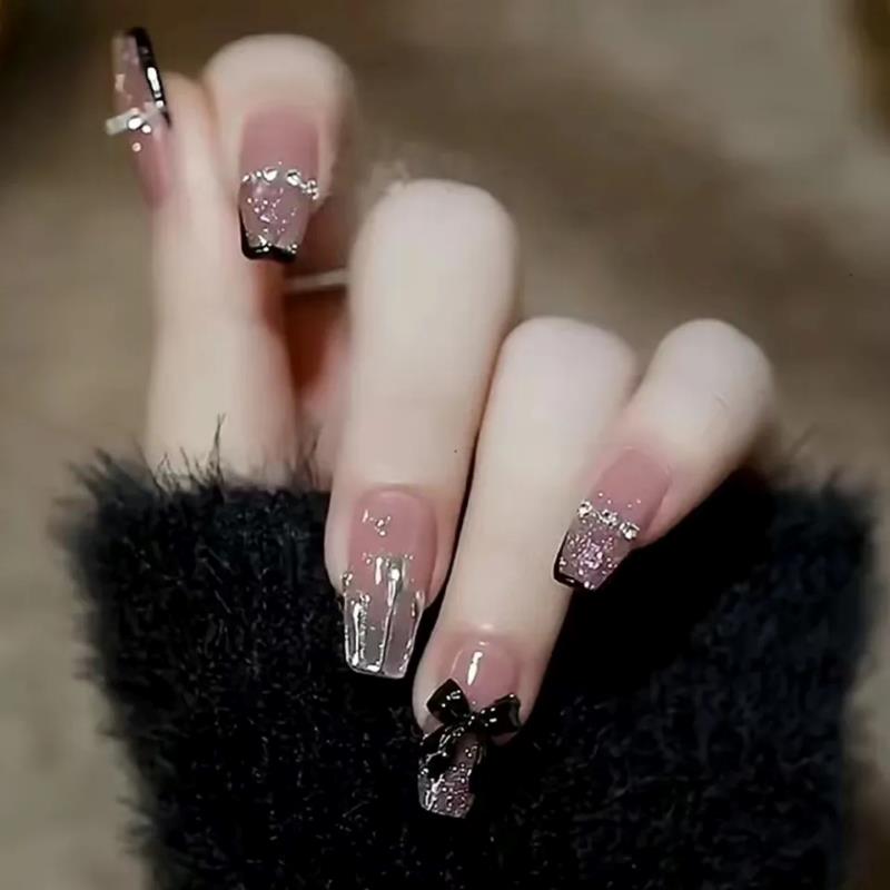 Mẫu nail nhẹ nhàng không kém phần cá tính