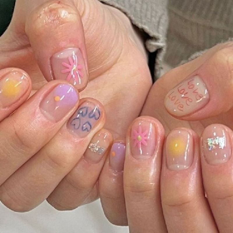 Nail trong họa tiết đơn giản cho cac bé 