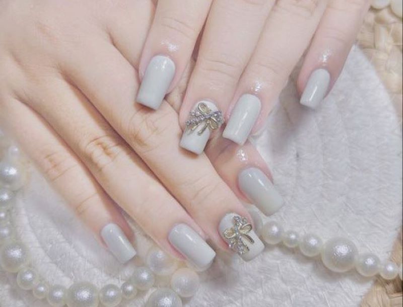 Nail trắng đơn giản hợp mệnh kim 