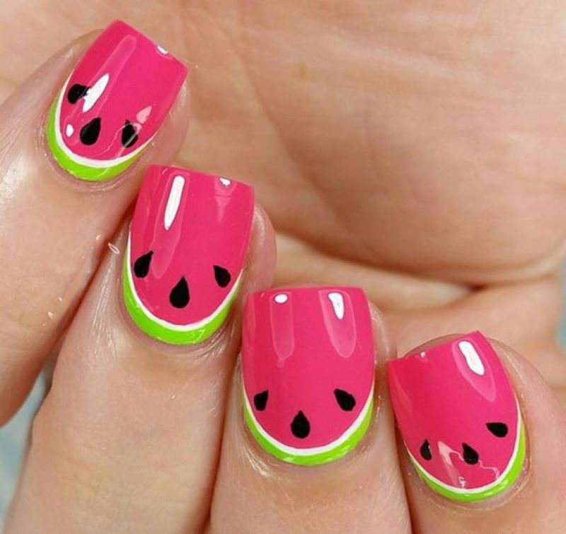 Một mẫu nail dưa hấu tinh tế với móng ngắn nhỏ xinh