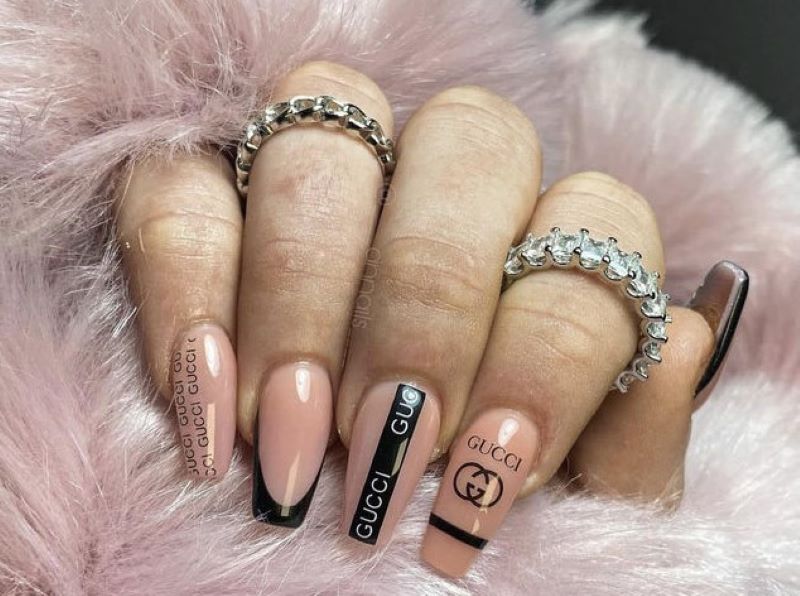 nail gucci hồng